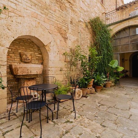Suite Comunicanti, Tra Antico E Moderno Assisi Eksteriør billede